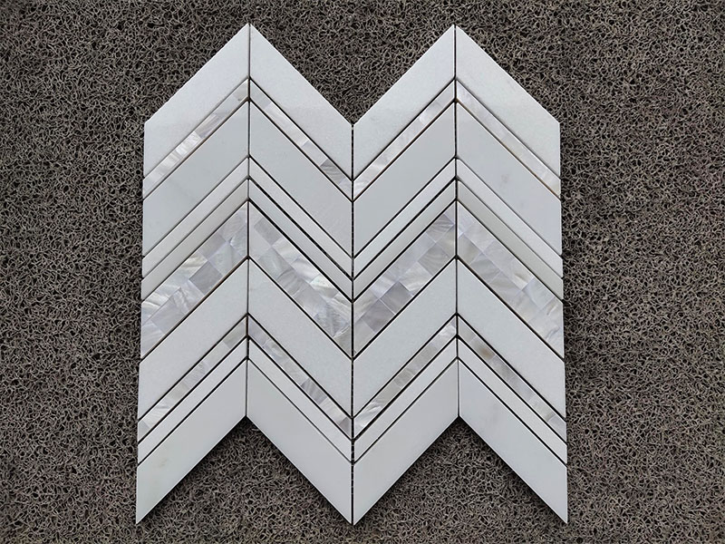 Ubin mosaik bianco dan shell chevron