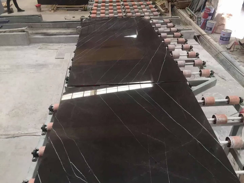 Pietra Grey Marble continuous vein layout